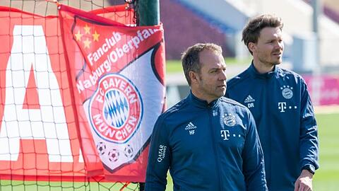 Trainer Hansi Flick (l) und Co-Trainer Danny Röhl während einer Übungseinheit des FC Bayerns.