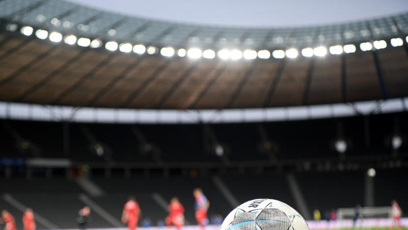 Ein Spielball liegt auf dem Rasen.
