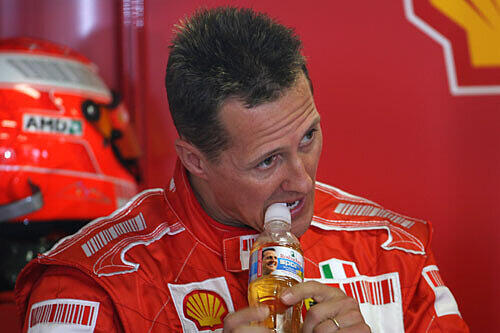 Michael Schumacher ist nun live zugeschaltet bei den Rennen. Ob er per Funk verhindern kann, dass Massa wieder jemanden von der Strecke schießt?