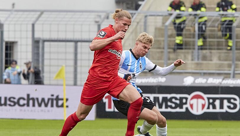 Wuchtig: Neulöwe Fynn Lakenmacher (l.).
