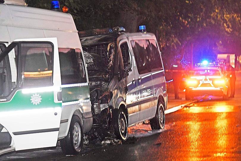 Weitere Bilder der brennenden Polizeiautos in München.