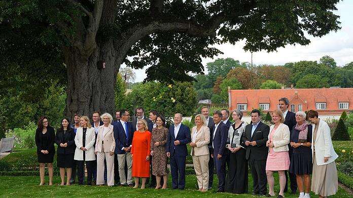 Das obligatorische Gruppenfoto:&nbsp;Bundeskanzler Olaf Scholz mit den Teilnehmerinnen und Teilnehmern der Klausur.