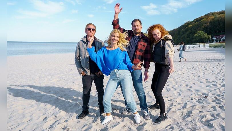 Susan Sideropoulos und Daniel Fehlow (Mitte) mit ihren Kollegen Sarah Hannemann und Daniel Roesner am Set von "Leon - Kämpf um deine Liebe".