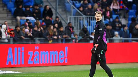 Bayern-Torwart Manuel Neuer macht sich vor Spielbeginn warm.