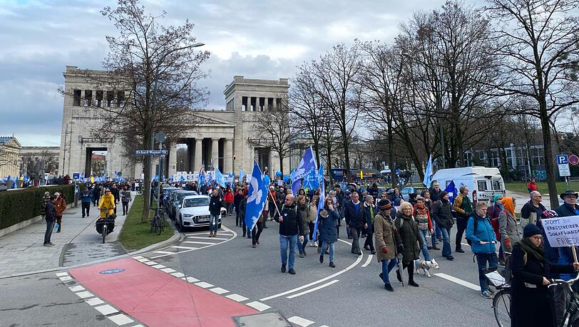 "München steht auf"-Demo macht sich auf den Weg "München steht auf"-Demo macht sich auf den Weg