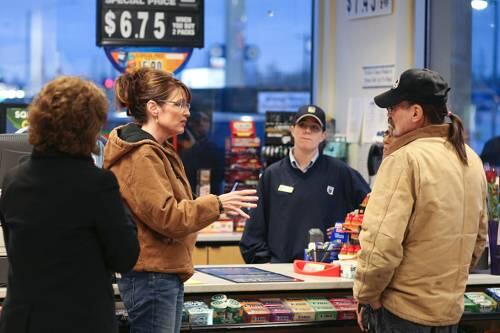 Sarah Palin am Wahltag: In Jeans und Kapuzenpulli plaudert sie nach der Stimmabgabe mit Kunden in einer Tankstelle in Anchorage.