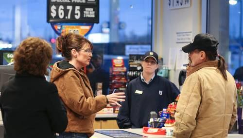Sarah Palin am Wahltag: In Jeans und Kapuzenpulli plaudert sie nach der Stimmabgabe mit Kunden in einer Tankstelle in Anchorage. Sarah Palin am Wahltag: In Jeans und Kapuzenpulli plaudert sie nach der Stimmabgabe mit Kunden in einer Tankstelle in Anchorage.