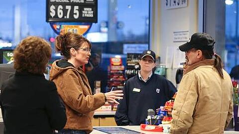 Sarah Palin am Wahltag: In Jeans und Kapuzenpulli plaudert sie nach der Stimmabgabe mit Kunden in einer Tankstelle in Anchorage.