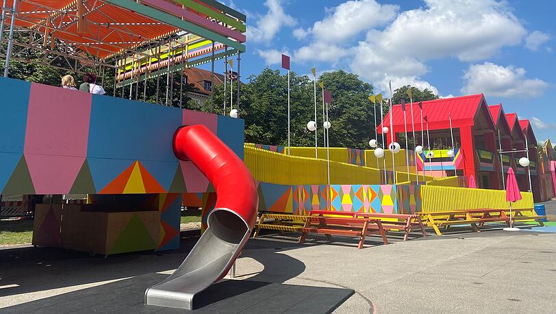 Hier rutschen nicht nur Kinder. Das Flux sieht aus wie ein kunterbunter Freizeitpark mitten in der Stadt. Und das Beste: Hier muss man - wie bei allen hier vorgestellten Orten - kein Geld ausgeben. Insgesamt fünf Jahre soll das Flux auf der Wiese vor der Pinakothek der Moderne bleiben.