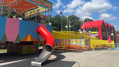 Hier rutschen nicht nur Kinder. Das Flux sieht aus wie ein kunterbunter Freizeitpark mitten in der Stadt. Und das Beste: Hier muss man - wie bei allen hier vorgestellten Orten - kein Geld ausgeben. Insgesamt fünf Jahre soll das Flux auf der Wiese vor der Pinakothek der Moderne bleiben.