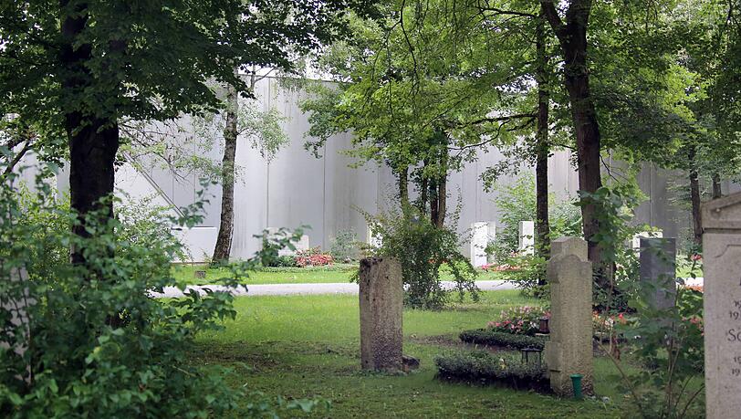 Der Friedhof am Perlacher Forst: Die Gef&auml;ngnismauer der JVA Stadelheim ist gleichzeitig die Friedhofsmauer.