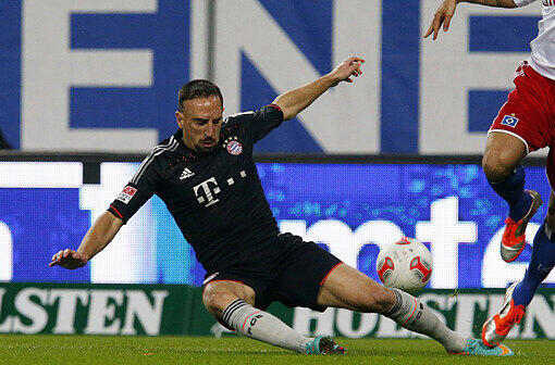 Franck Ribery, Note 2: Verpasste am Strafraumrand eine Schuss-Chance, als er Handspiel reklamierte (19.) statt draufzuhalten. Sah später zurecht gelb nach hartem Einsteigen gegen Westermann (23.). Hätte drei Minuten später fast das 1:0 erzielte, doch sein Schuss strich knapp vorbei. Bereitete die Treffer zwei und drei seines Teams vor. Genoss es immer wieder, seine überforderten Gegenspieler zu narren.