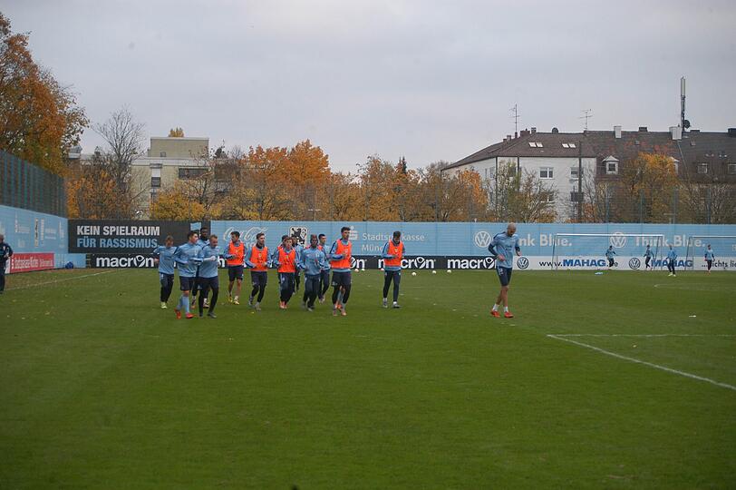 Die Spieler laufen nach dem Abschlusspiel im Training an der Grünwalder Straße aus. Zuvor probierte Löwen-Interimstrainer Kurt Kowarz neue Optionen aus.