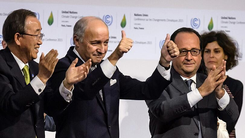 Zufriedene Gesichter nach der Abschlusskonferenz des Klimagipfels in Paris. Zufriedene Gesichter nach der Abschlusskonferenz des Klimagipfels in Paris.