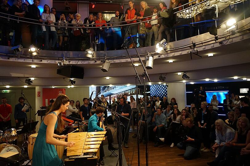 Vivi Vassileva hatte ein ganzes Ensemble in die BMW Lounge mitgebracht.