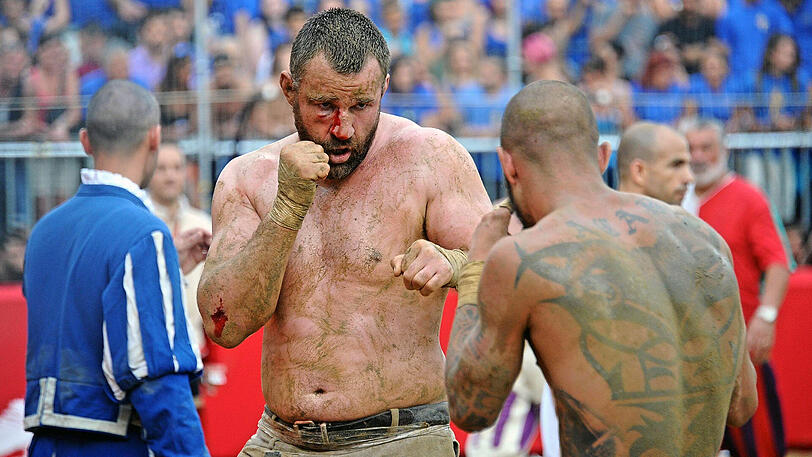 Der Spielball wird hier ganz schnell zur Nebensache - Schläge und Tritte sind hier ausdrücklich erlaubt. Die Biler vom Calcio Storico in Florenz.