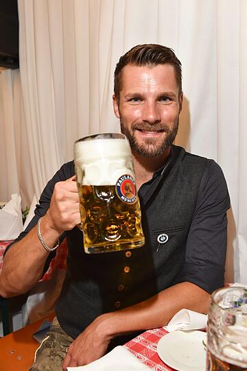Auch Rennfahrer Martin Tomczyk folgte der Einladung und gönnte sich im Armbrustschützenzelt eine echte Wiesn-Maß.
