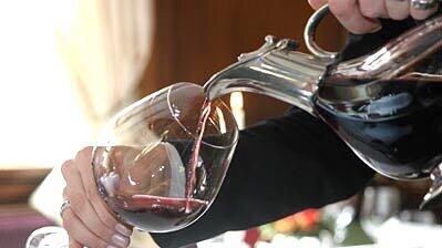 Wein genießen bei einer Oldtimer-Weinrundreise