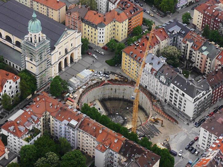 Die Maxvorstadt hat der AZ-Leser Wolf Piltz aus dem Zeppelin unter die Lupe genommen. Dabei hat er ein Loch am Josephsplatz entdeckt.