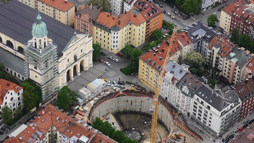 Die Maxvorstadt hat der AZ-Leser Wolf Piltz aus dem Zeppelin unter die Lupe genommen. Dabei hat er ein Loch am Josephsplatz entdeckt. Die Maxvorstadt hat der AZ-Leser Wolf Piltz aus dem Zeppelin unter die Lupe genommen. Dabei hat er ein Loch am Josephsplatz entdeckt.