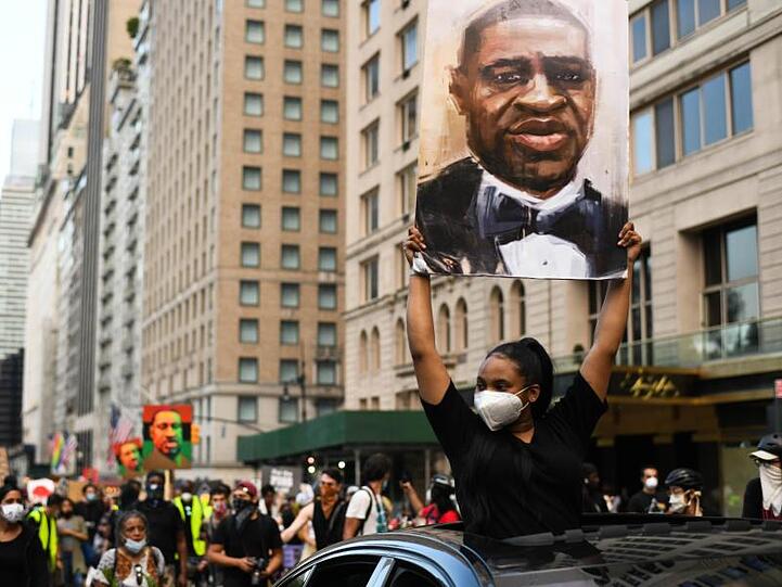 Demonstranten mit Bildern von George Flyod in New York: Sein Tod führte im ganzen Land zu Massenprotesten gegen Polizeigewalt und Rassismus.