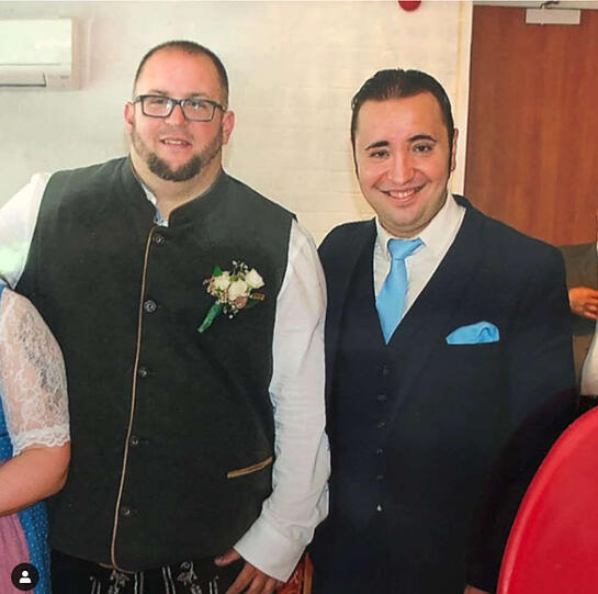 Der Spenden-Initiator Ugur Cetinkaya (r.) war der Trauzeuge von Fabio.