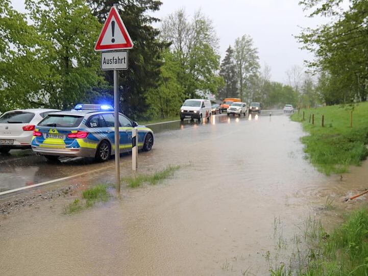 Die Bundesstraße 308 zwischen Oberstaufen und Immenstadt in Bayern ist teilweise durch Dauerregen überflutet.