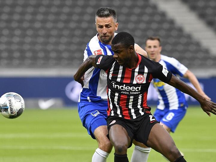 Vedad Ibisevic (l) hatte mit Hertha BSC letztlich das Nachsehen gegen Evan Ndicka und Eintracht Frankfurt.