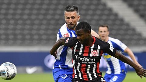 Vedad Ibisevic (l) hatte mit Hertha BSC letztlich das Nachsehen gegen Evan Ndicka und Eintracht Frankfurt.
