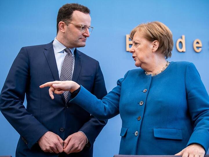 Kanzlerin Merkel und Gesundheitsminister Spahn in der Bundespressekonferenz in Berlin.