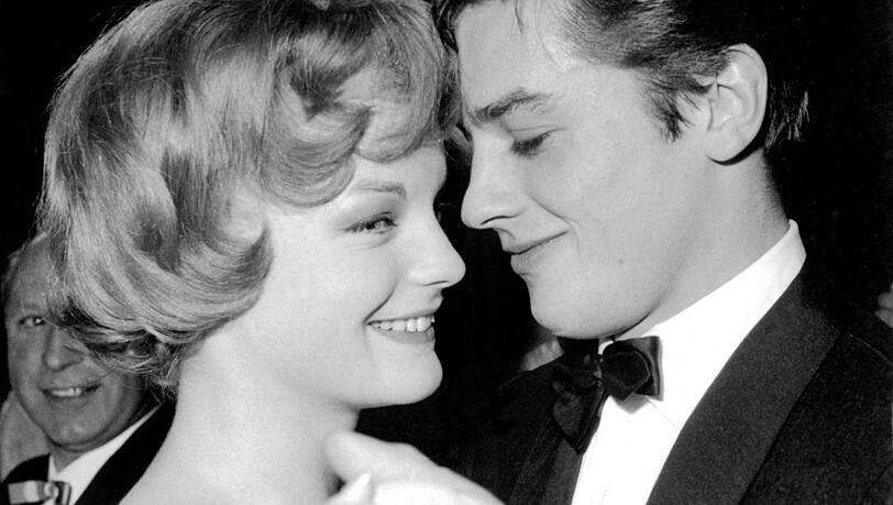 Die österreichische Schauspielerin Romy Schneider tanzt 1959 mit dem französischen Schauspieler Alain Delon auf dem Filmball in München Die österreichische Schauspielerin Romy Schneider tanzt 1959 mit dem französischen Schauspieler Alain Delon auf dem Filmball in München