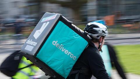 Ein Deliveroo-Fahrer mit Auslieferungsbox auf Tour.