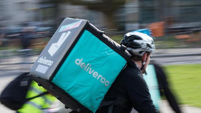 Ein Deliveroo-Fahrer mit Auslieferungsbox auf Tour.