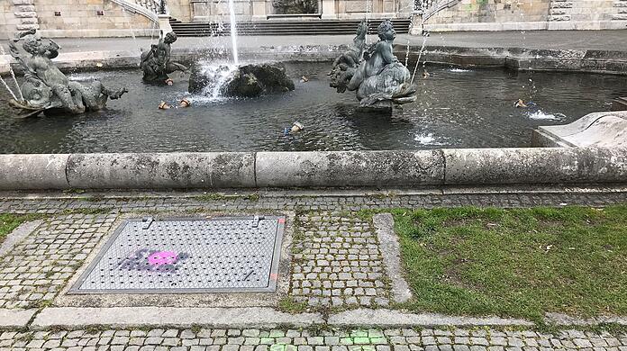 Das grüne Wasser am Friedensengel hat mittlerweile wieder eine neutrale Farbe ...