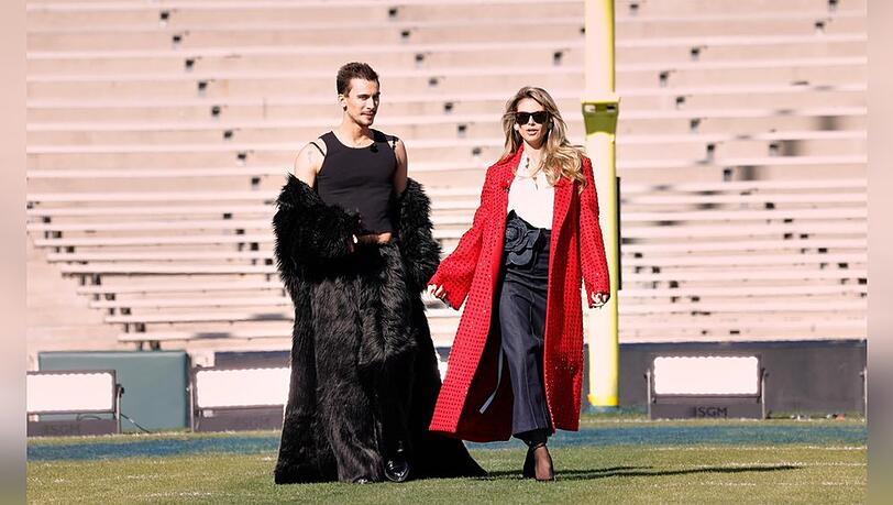 Catwalk im Stadion: Heidi und ihr Gast-Juror, Designer Christian Cowan. Catwalk im Stadion: Heidi und ihr Gast-Juror, Designer Christian Cowan.