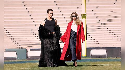 Catwalk im Stadion: Heidi und ihr Gast-Juror, Designer Christian Cowan.
