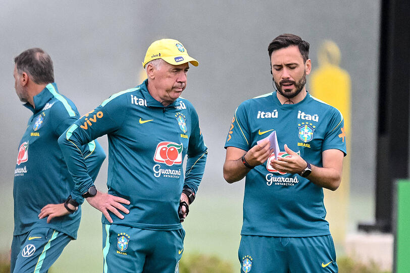 Der Trainer der brasilianischen Nationalmannschaft, Carlo Ancelotti und sein Co-Trainer und Sohn Davide Ancelotti. Der Trainer der brasilianischen Nationalmannschaft, Carlo Ancelotti und sein Co-Trainer und Sohn Davide Ancelotti.
