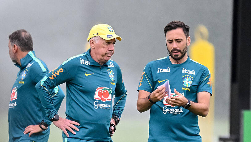 Der Trainer der brasilianischen Nationalmannschaft, Carlo Ancelotti und sein Co-Trainer und Sohn Davide Ancelotti.