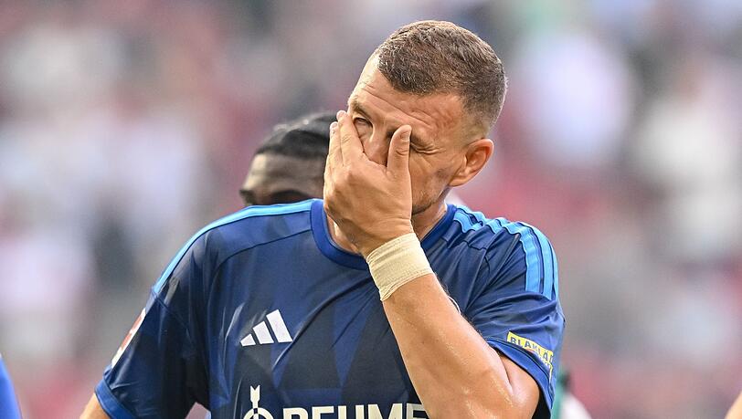 Der eingewechselte Edin Dzeko konnte in Unterzahl auch nichts mehr an Schalkes Niederlage ändern. Der eingewechselte Edin Dzeko konnte in Unterzahl auch nichts mehr an Schalkes Niederlage ändern.