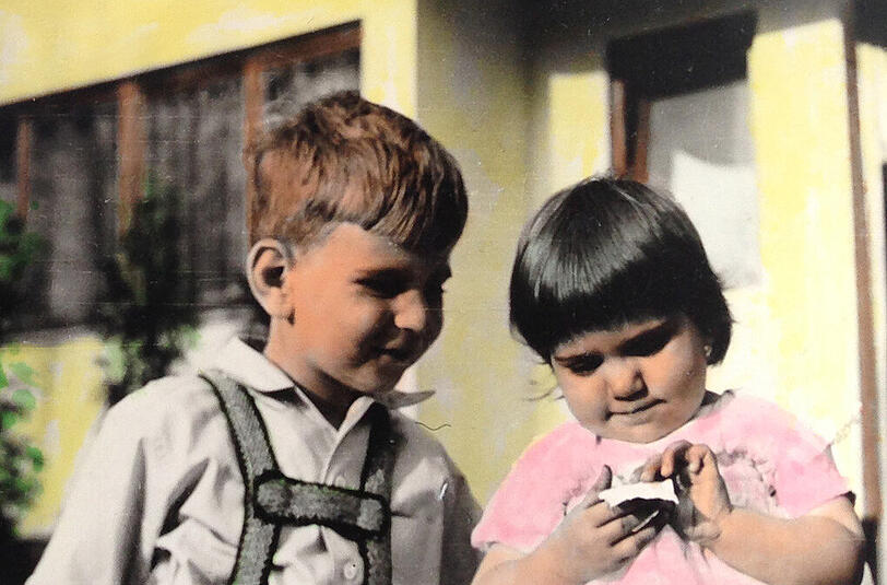 Typisch 50er: die nachkolorierten Bilder, hier von Christine und Rolf vor dem Haus der Großeltern in Laim.