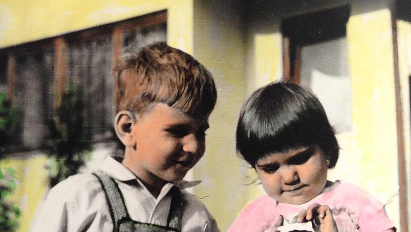Typisch 50er: die nachkolorierten Bilder, hier von Christine und Rolf vor dem Haus der Großeltern in Laim. Typisch 50er: die nachkolorierten Bilder, hier von Christine und Rolf vor dem Haus der Großeltern in Laim.