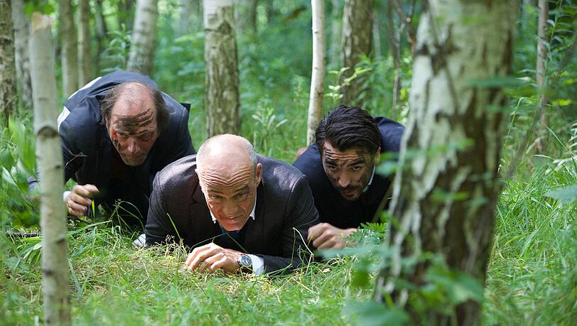 Männer allein im Wald: ein reicher Leitwolf (Heiner Lauterbach, vorne), ein machistischer Chauffeur (Martin Brambach) und ein politisch Korrekter mit Migrationshintergrund (Blerim Destani, re.). Männer allein im Wald: ein reicher Leitwolf (Heiner Lauterbach, vorne), ein machistischer Chauffeur (Martin Brambach) und ein politisch Korrekter mit Migrationshintergrund (Blerim Destani, re.).