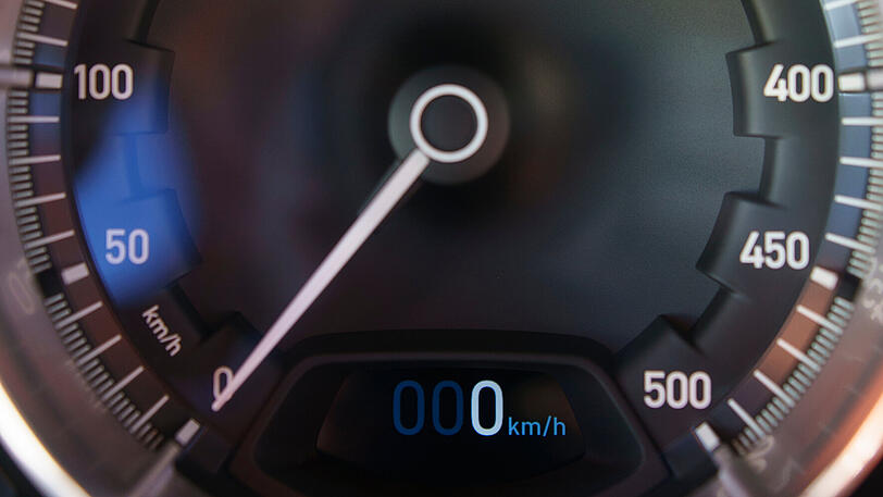 Nur geringfügig übertrieben: Der Tacho des Chiron reicht bis 500 km/h - noch Fragen?