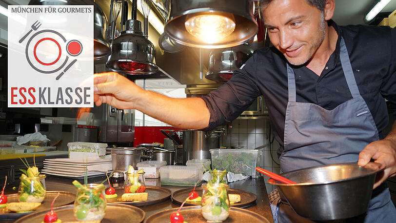 Küchenchef Muharrem Keljmeni richtet den ersten Gang der Ess-Klasse an: Rauchlachs-Rilette mit Avocado und einem Zwiebelsamenbrioche. Ab Montag findet die Gourmet-Aktion im Restaurant Box-Kitchen am Rundfunkplatz statt.