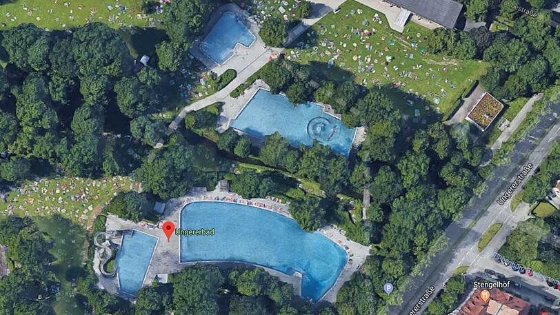 Das Ungerer Bad in Schwabing. Dort, wo der rote Punkt ist, stand das Auto. Die Zufahrt führt vom Haupteingang (oben) zu dem Becken.