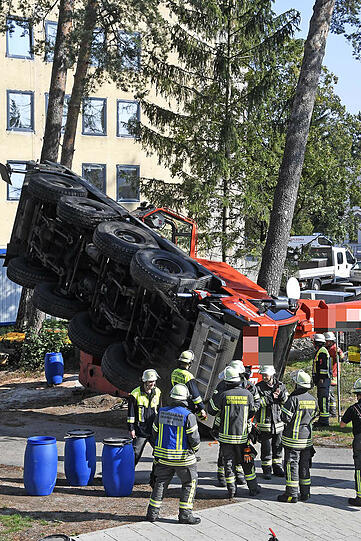 Spektakulärer Unfall in Ottobrunn: Der Kranlaster ist am Mittwoch seitlich umgekippt.