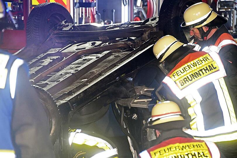 Die Frau überschlug sich in ihrem Auto, die Feuerwehr musste sie aus dem Wrack befreien.