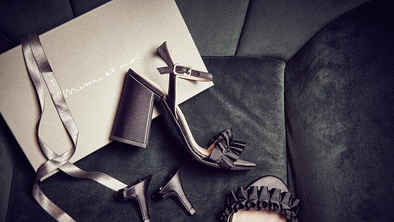 Bei Mime et moi wird man auf der Suche nach dem eleganten Schuh für festliche Anlässe definitiv fündig. Ob klassisches Schwarz, festliches Rot oder funkelndes Metallic, das Münchner Label bietet eine große Auswahl