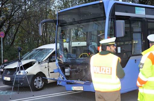 Nach demUnfall zwischen einem Taxi und einem Linienbus in der Plinganserstraße: die Polizei bei der Unfallaufnahme.