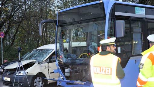 Nach demUnfall zwischen einem Taxi und einem Linienbus in der Plinganserstraße: die Polizei bei der Unfallaufnahme. Nach demUnfall zwischen einem Taxi und einem Linienbus in der Plinganserstraße: die Polizei bei der Unfallaufnahme.